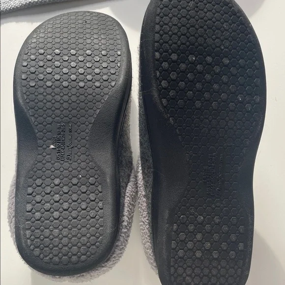 Dearfoams Charcoal Slippers with Soft Gray Lining - Picture 3 of 3